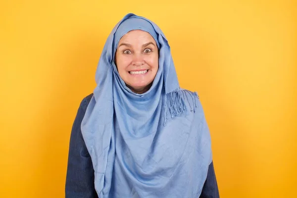 Middle Aged Muslim Woman Hijab Having Broad White Smile Being — Stock Photo, Image