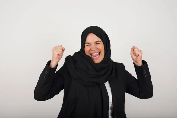 Мусульманская Женщина Черном Хиджабе Радуется Успеху Победе Сжимая Кулаки Радости — стоковое фото