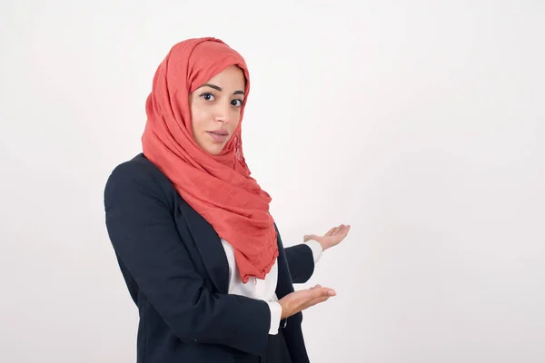 Schöne Muslimische Frau Trägt Schwarzen Blazer Und Hijab Über Isoliertem — Stockfoto