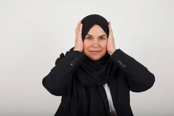Мусульманка Черном Хиджабе Затыкающая Уши Руками Хочет Слушать Хард Рок — стоковое фото