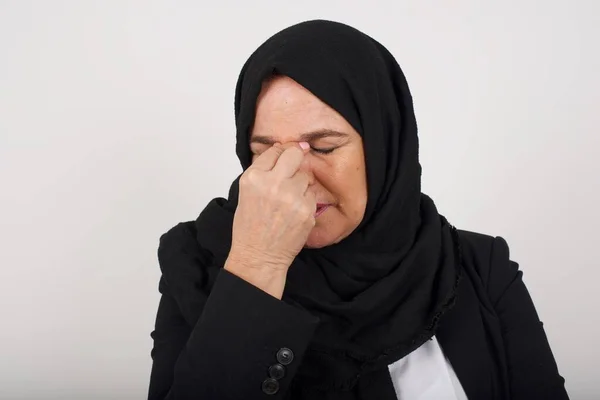 Zeer Overstuur Charmante Aardige Moslim Vrouw Zwarte Hijab Aanraken Neus — Stockfoto