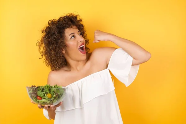 Attraktive Junge Frau Mit Salat Lässig Gekleidet Feiert Einen Sieg — Stockfoto