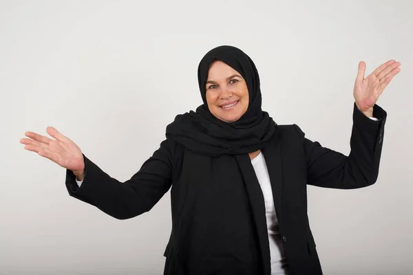 Wesoła Muzułmanka Czarnym Hidżabie Wykonująca Powitalny Gest Podnosząc Ręce Nad — Zdjęcie stockowe