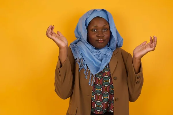 Desconcertada Despistada Joven Musulmana Afroamericana Con Los Brazos Extendidos Encogiéndose —  Fotos de Stock