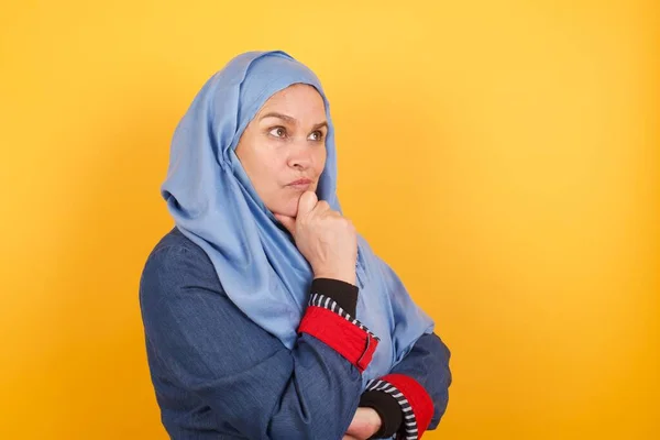 Retrato Isolado Mulher Muçulmana Meia Idade Elegante Hijab Com Mão — Fotografia de Stock