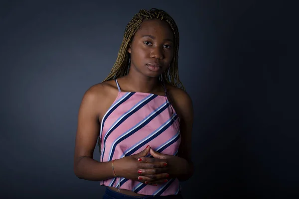 Genç Afrikalı Amerikalı Kadın Gri Arka Planda Kendinden Emin Bir — Stok fotoğraf