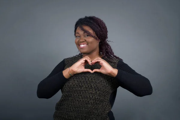 Mujer Afroamericana Ropa Casual Sobre Fondo Aislado Sonriendo Amor Mostrando —  Fotos de Stock