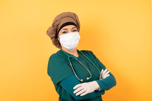Εικόνα Της Νεαρής Όμορφης Μουσουλμάνας Γιατρού Γυναίκα Πράσινη Ιατρική Στολή — Φωτογραφία Αρχείου