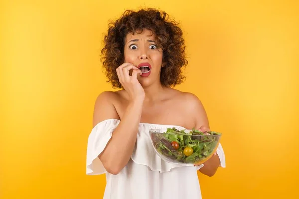 Ansia Immagine Concettuale Una Bella Giovane Araba Con Insalata Che — Foto Stock