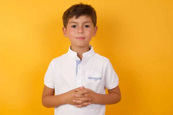 Menino Bonito Contra Parede Amarela — Fotografia de Stock