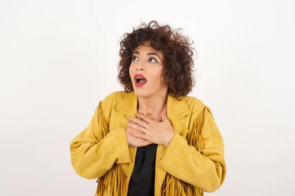 Mujer Negocios Feliz Pie Sonriendo Aislado Fondo Gris Estudio Tiene —  Fotos de Stock