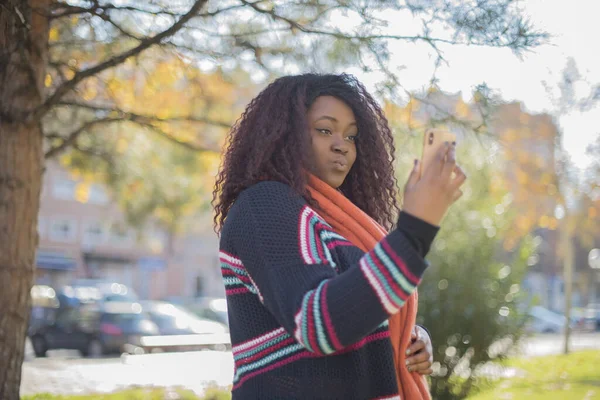 Όμορφη Αφροαμερικανή Γυναίκα Μακριά Μαλλιά Φορώντας Πολύχρωμο Πουλόβερ Λαμβάνοντας Selfie — Φωτογραφία Αρχείου