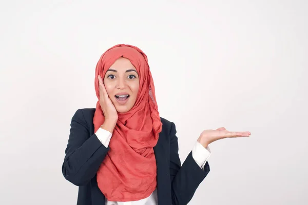Positivo Mulher Muçulmana Bonita Usa Blazer Preto Hijab Diz Wow — Fotografia de Stock