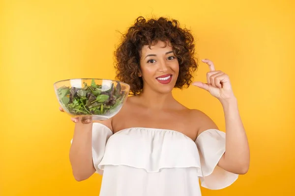 Araberin Mit Salat Über Isoliertem Hintergrund Gestikulierend Mit Einer Hand — Stockfoto