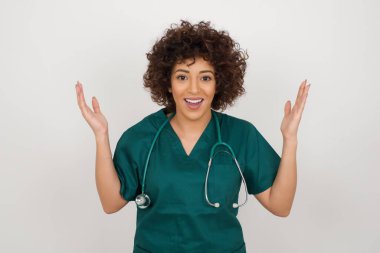 Başarı, başarı konsepti. Neşeli genç doktor kadın ellerini kaldırarak büyük başarılarını kutluyor..