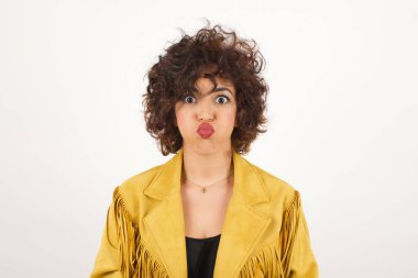 Komik yüzlü, güzel, genç bir kadın. Havayla şişmiş ağız, çılgın bir ifade..