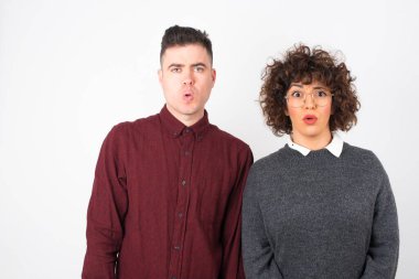  Gayri resmi giyinen, tiksinen, isteksiz, ilgisiz, gergin bakışlı, kaşlarını çatan bir çift.. 