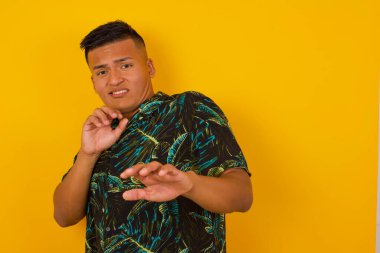 Ne kadar iğrenç! Hoşnut olmayan genç İspanyol bir adam, rahat giyinmiş ve tatminsiz bir yüz ifadesi takınıyor. Çünkü arka planda iğrenç ve iğrenç bir şey görüyor.