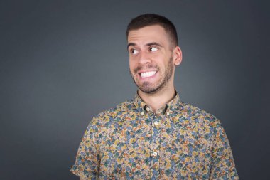 Tüh! Erkek portresi dişlerini sıkar ve kafa karıştırıcı bir şekilde yana bakar. Hatasını fark eder. Reklam ve promosyon için fotokopi alanına karşı poz verir..