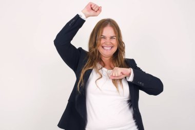  Duvarda yumrukları olan orta yaşlı güzel bir kadın..  