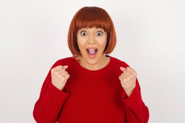 Genç ve güzel bir kız ciddi bir bakışla bir fikre odaklanıyor, iki işaret parmağı kapalı alnını işaret ederek düşünüyor..