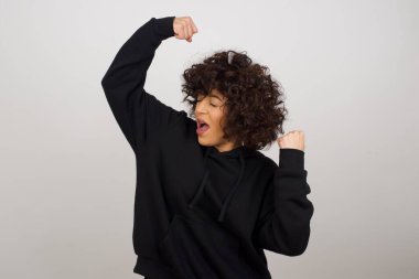 Evet, ben kazandım. Çekici, keyifli ve heyecanlı bir kız öğrencinin portresi zafer ve zaferle el kaldırıyor gülümsüyor ve mutluluktan sırıtarak başarı elde ediyor..