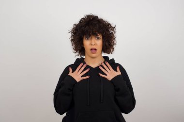 Şok olmuş genç ve güzel bir kadın ellerini göğsünde tutuyor, ağzı sonuna kadar açık, kameraya bakıyor, faturaları ödemeyi unuttuğunu fark ediyor, büyük bir para cezası alıyor, dışarıda izole edilmiş. Kız diyor ki: kim, ben?