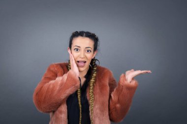 Pozitif sevinçli dişi der ki: Vay be, ne kadar heyecan verici, hayret verici bir ifade, bir şey ifade ediyor. Neşeli genç bayan bir şeyler gösteriyor.. 