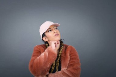 Düşünceli bir kadının portresi elini çenesinin altında tutuyor, bir şey hatırlamaya çalışıyor ya da ilgi çekici bir şey dinliyor, sıradan giyiniyor, içeride poz veriyor..