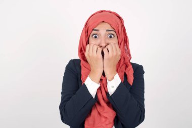 Endişe. Güzel bir beyaz kadının kavramsal görüntüsü. Ağzını elleriyle kaplıyor ve dışarıda duruyor. Bir şeyden ya da birinin çivi yemesinden korktun mu?.