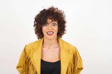 Geniş beyaz gülüşü olan genç güzel bir kız arkadaşlarıyla tanışacağı için heyecanlanıyor ve güzel bir gün geçirmek için dışarı çıkıyor..