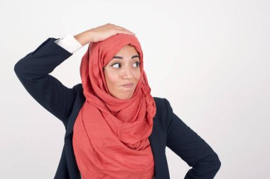 Tüh, ne yaptım ben? Güzel Müslüman kadın siyah ceket giyiyor ve tesettüre yapışıp, korku ve pişmanlık ifadesi takınıyor.. 