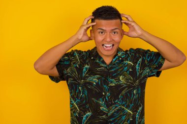 Heyecanlı, şen şakrak İspanyol adam iyi haberleri aldıktan sonra bağırıyor, ellerini başının üstüne koyuyor, inanamıyorum..