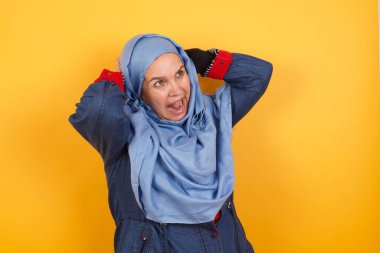 Güven ve cinsel ilişki konsepti. Orta yaşlı, tesettürlü müslüman bir kadının portresi. Kendine güvenen bir ifadeyle gülümseyen, el ele tutuşan bir kadın.. 