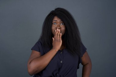 - Evet. Sanırım ben söyledim! Afrika kökenli Amerikalı bir kadının portresini yakından çek. Avuç içlerini aç. Arka planda izole edilmiş büyük gözleri olan kameraya bak.. 