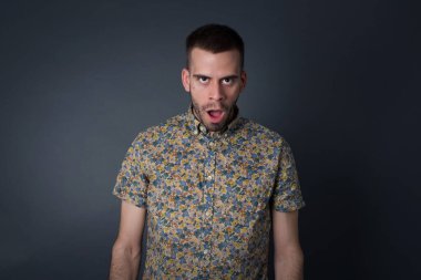 Şok olmuş ve ağzı açık, ağzı açık, ağzı açık genç bir adam, arkadaşının hikayesini tüm inançsızlığıyla dinlerken, haykırıyor:.