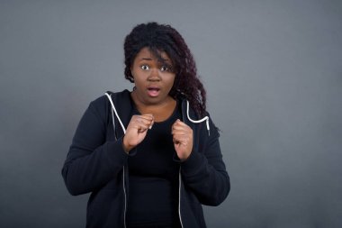 İnsan yüzü ifadeleri ve duyguları. Umutsuz, Afro-Amerikan kadın portresi. Günlük giysiler içinde. Paniğe kapılmış görünüyor. Umutsuzluk ve şok içindeki bir kadın