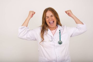 Evet, ben kazandım. Çekici, keyifli ve heyecanlı beyaz doktorun portresi zaferle yumruğunu kaldırıyor ve zaferle gülümsüyor zevkten sırıtıyor..