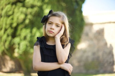 Kasvetli, genç, üzgün, Asyalı, sarışın, üzgün, üzgün, üzgün, üzgün, üzgün, üzgün, üzgün, karamsar, beyaz arka planda duran karamsar bir kız.