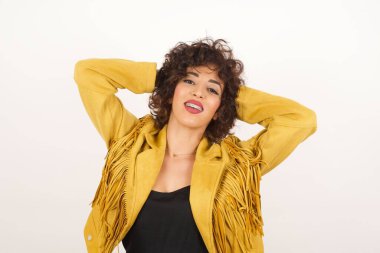 Güven ve cinsel ilişki konsepti. Çekici bir genç kızın portresi, el ele tutuşurken kendinden emin bir ifadeyle geniş bir gülümseme. Arkaplanda duruyor.