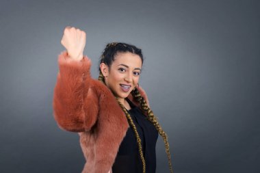 Çok mutlu bir kadın, iyi haberler almaktan memnun, mutluluktan hareketler, yumruğunu sıkmak ve kazanan bir jest yapmak. Tepki konsepti.