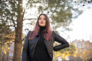 Parkta poz veren güzel bir kadın.  