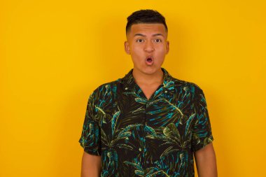  İspanyol bir adamın ağzı açık, ağzı açık, ağzı açık bir şekilde şaşkın bir şekilde arkadaşının hikayesini dinlerken 