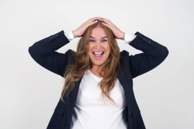 Şok olmuş, orta yaşlı şık giyinmiş, el ele tutuşmuş, umutsuzluk ve hüsran içinde çığlık atan kadın uçağa geç kaldığında gözleri dehşet içindeydi, ağzı açıktı.