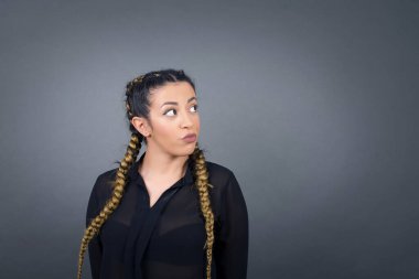 Hoş görünümlü genç bir bayan düşünceli bir şekilde kenara bakar, üniversiteden sonra eylem planlar, ne yapacağını hayal eder. Zeki kadın yeni projesini düşünüyor. Boşluğu griye kopyala.