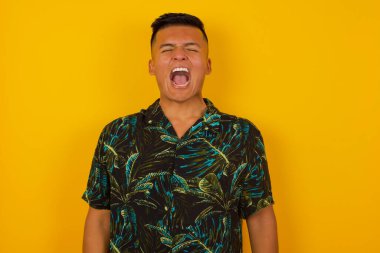 Stresli İspanyol adam panik içinde bağırıyor, dehşet içinde gözlerini kapatıyor, ellerini başının üstünde tutuyor, en iyi arkadaşı hakkında dehşet verici haberler ya da felaketler öğreniyor, buna inanamıyorum. İnsanlar, stres, sıkıntı