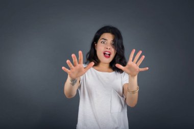 Tatmin olmayan kadın model kaşlarını çatar, iğrenç bir ifadeye sahiptir, dilini gösterir, itaatsizliğini gösterir, birilerine kızar, reddedenler bir şeyler yapar. İnsanlar ve olumsuz yüz ifadeleri