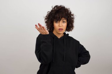 Stüdyodaki kızgın kadın hareketi. Avuç içi kaldırılmış ve kafası karışmış.