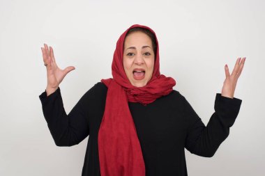 İnsanlar, başarı, galibiyet, zafer, heyecan, hedefler, kararlılık ve başarı konsepti. Neşeli, heyecanlı, şanslı olgun Müslüman kadın tezahürat yapıyor, başarıyı kutluyor, evet diye bağırıyor. 