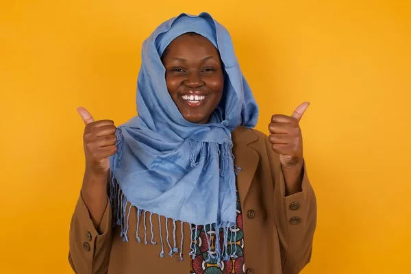 Detailní Záběr Mladé Optimistické Afroamerické Muslimky Izolované Žlutém Pozadí Ukazující — Stock fotografie